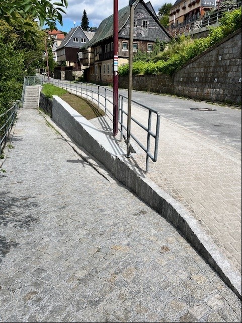 Abschluss Stützmauer HW Str
