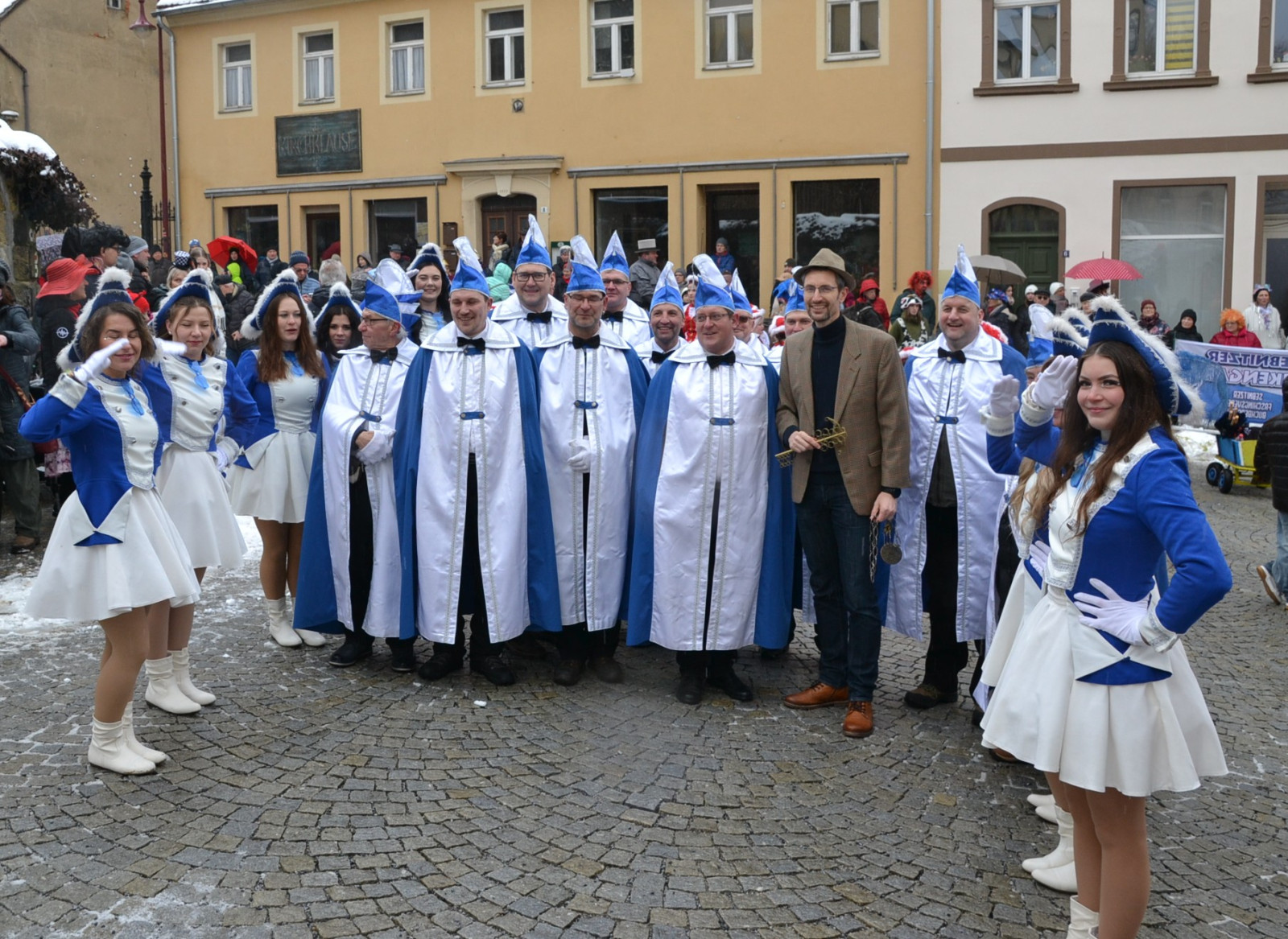 Elferrat vor Rathaus