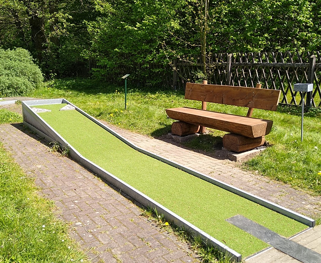 neue Bänke Minigolf April 2024