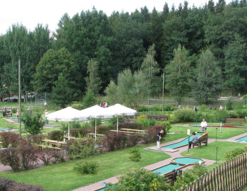 Minigolfanlage mit Menschen